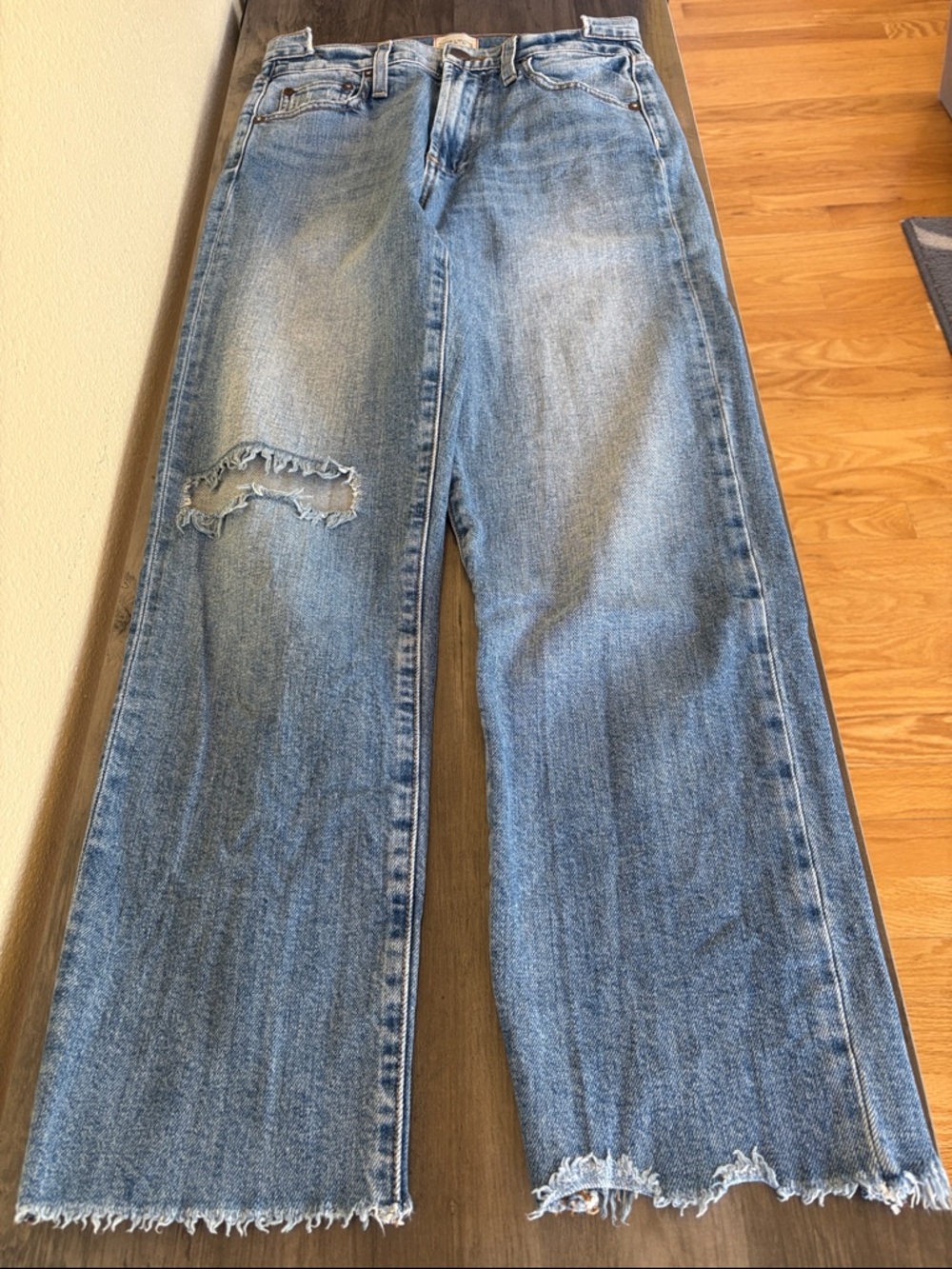 Alice + Olivia Light Blue Distressed Raw Hem Denim Jeans Size 25